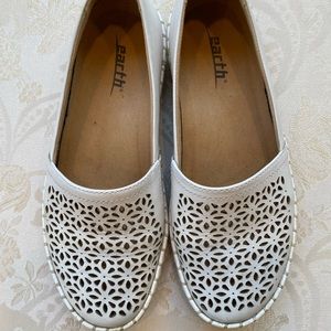 Earth Brand White Leather Artemis Flats Size 5
